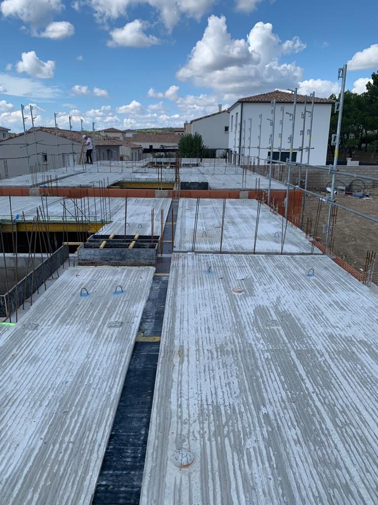 Pose de prédalles préfabriquées sur un bâtiment de logements collectifs