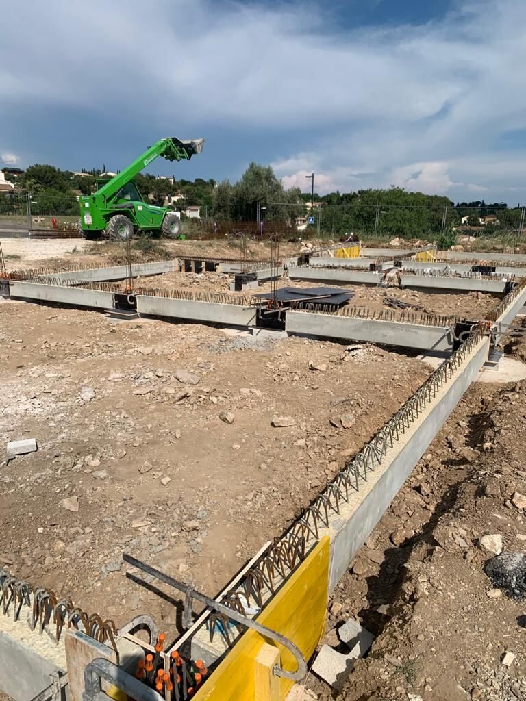 Fondations et longrines coffrées d'une maison individuelle, terrassement terminé