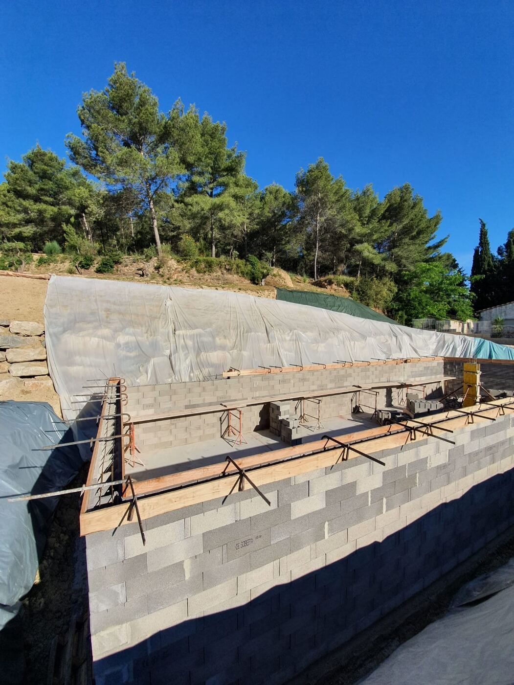Mur de soutènement en blocs à bancher sur un terrain en pente