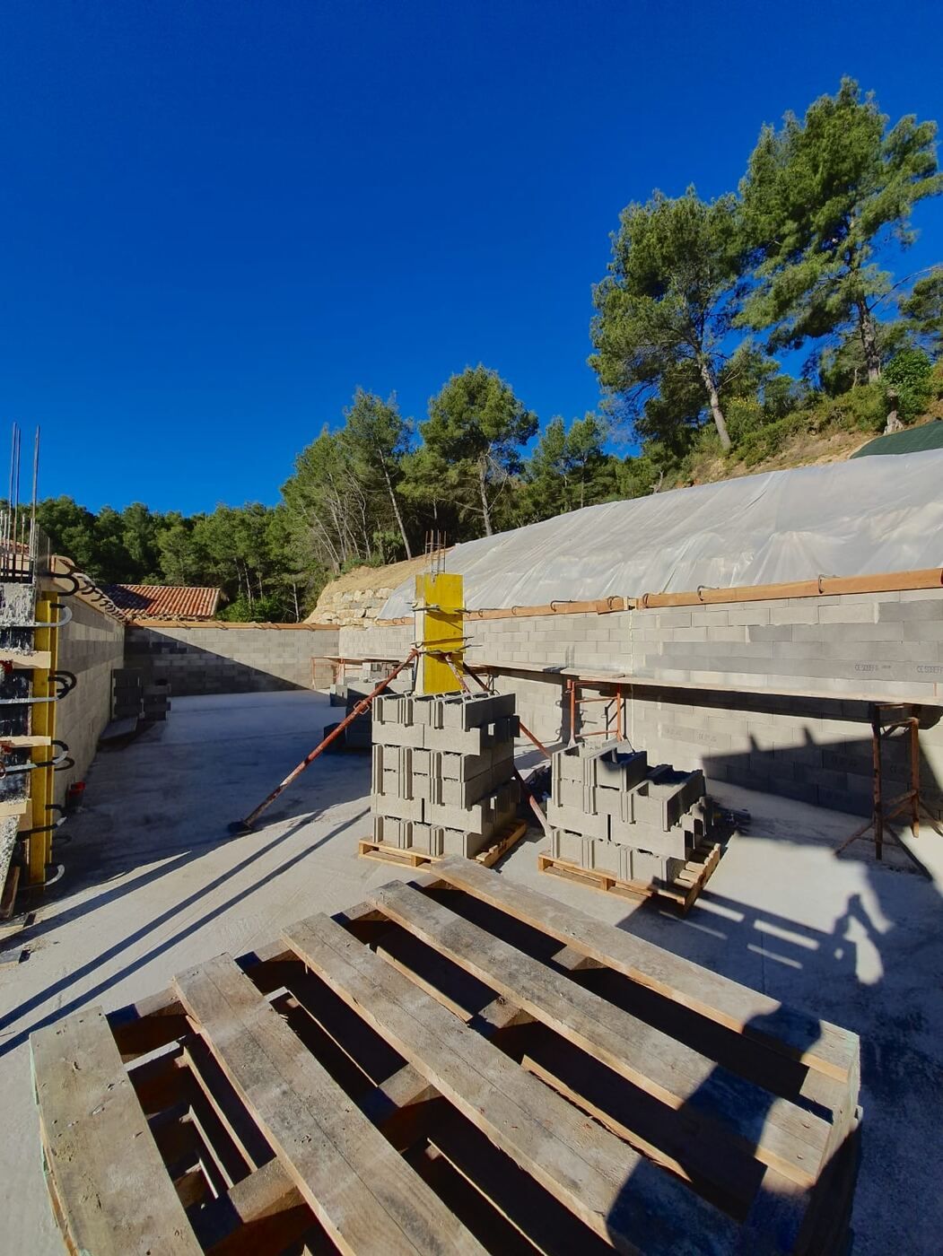 Poutrelles béton posées sur les murs d'une maison, avant les entrevous et la dalle de compression