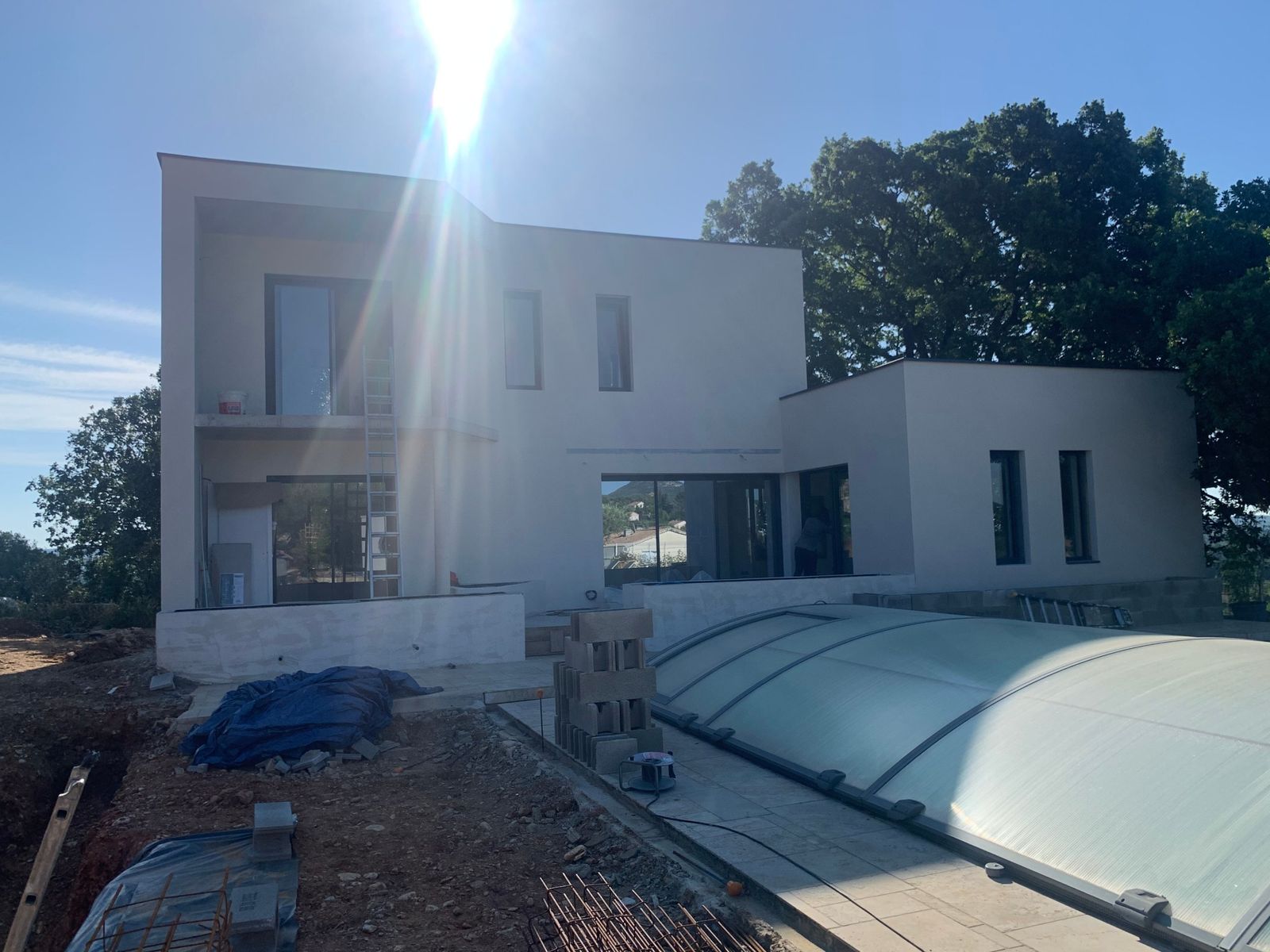 Villa d'architecte avec piscine réalisée par AKTUG CONSTRUCTION