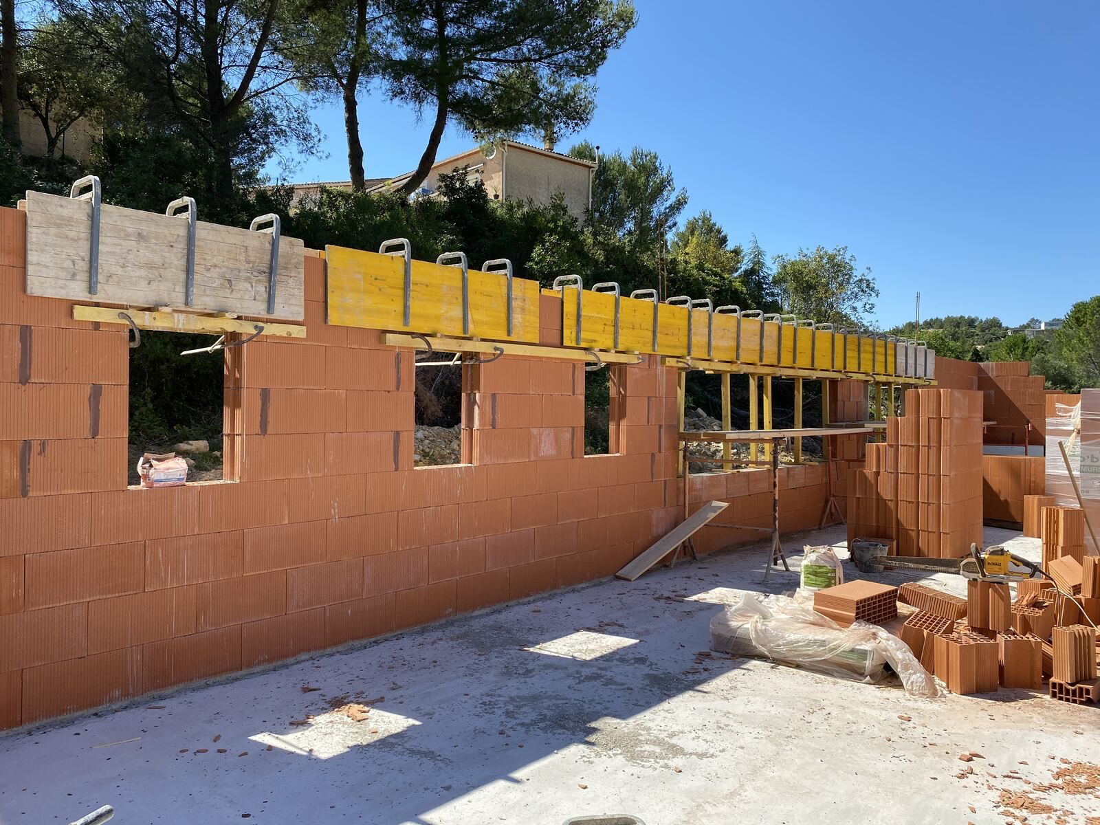 Villa en brique monomur en cours d'élévation, poteaux et linteaux en béton armé